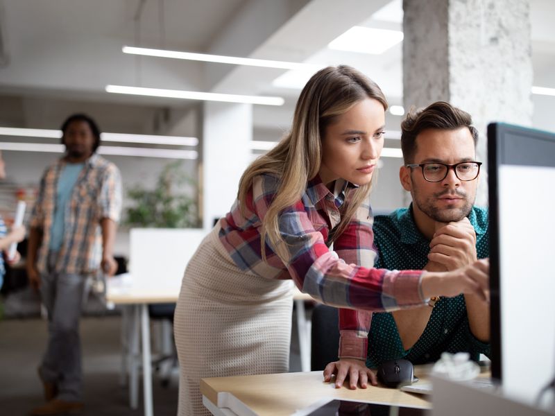 Foto: Teilnehmerinnen und Teilnehmer der Werbe Akademie lernen und arbeiten gemeinsam an einem Projekt