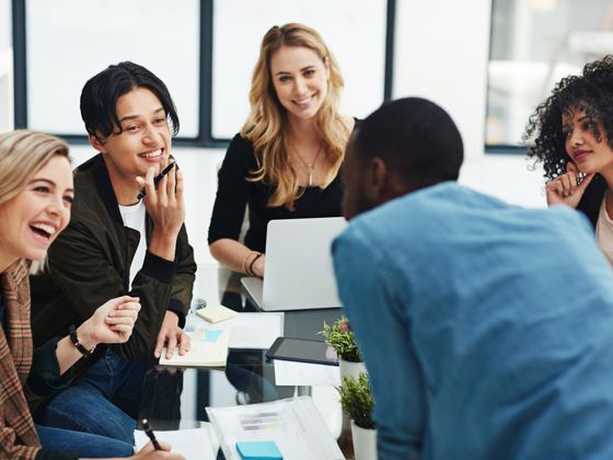 Foto: Teilnehmerinnen und Teilnehmer der Werbe Akademie lernen und arbeiten gemeinsam an einem Projekt