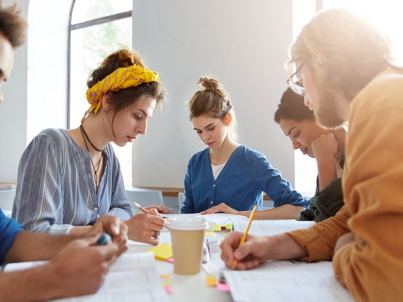 Foto: Teilnehmerinnen und Teilnehmer der Werbe Akademie lernen und arbeiten gemeinsam an einem Projekt