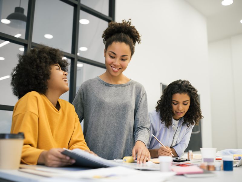 Teilnehmerinnen und Teilnehmer der Werbe Akademie lernen und arbeiten gemeinsam an einem Projekt