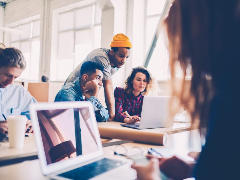 Teilnehmerinnen und Teilnehmer der Werbe Akademie lernen und arbeiten gemeinsam an einem Projekt