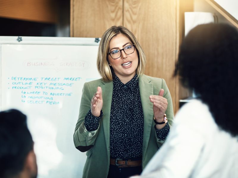 Trainerin der Werbe Akademie präsentiert vor Kursteilnehmer:innen