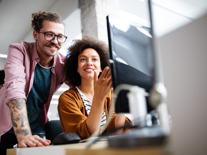 Teilnehmerinnen und Teilnehmer der Werbe Akademie lernen und arbeiten gemeinsam an einem Projekt