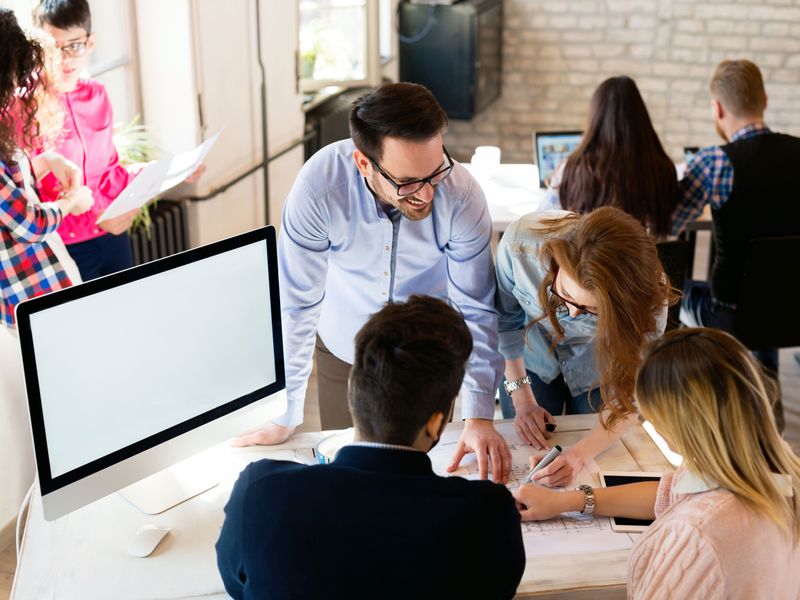 Teilnehmerinnen und Teilnehmer der Werbe Akademie lernen und arbeiten gemeinsam an einem Projekt