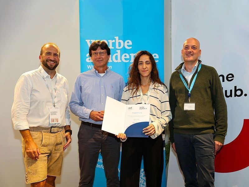 Foto: Bildlegende Rookie of the year DI Inès Haddu (zweite von rechts) mit Lehrgangsleiter Harald Rametsteiner (links davon), Julian Ziegler, Produktmanager der Werbe Akademie (ganz rechts) und Andreas Ladich, Präsident MCÖ (ganz links)