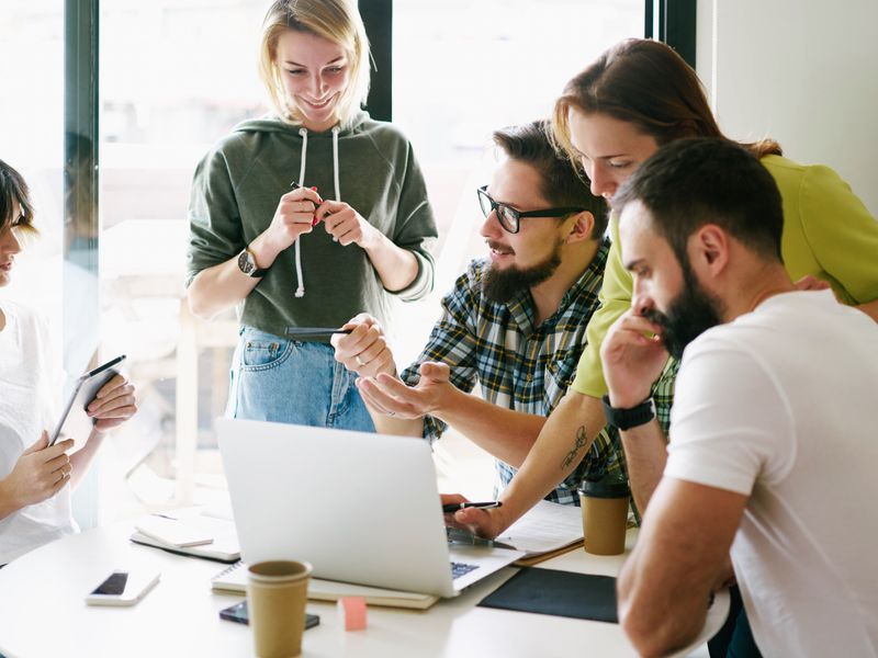 Foto: Teilnehmerinnen und Teilnehmer der Werbe Akademie lernen und arbeiten gemeinsam an einem Projekt