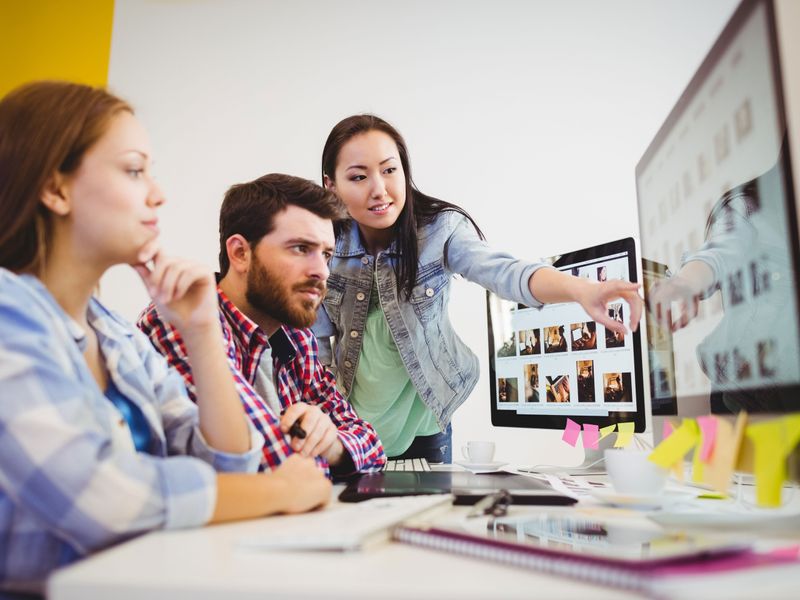 Foto: Teilnehmerinnen und Teilnehmer der Werbe Akademie lernen und arbeiten gemeinsam an einem Projekt